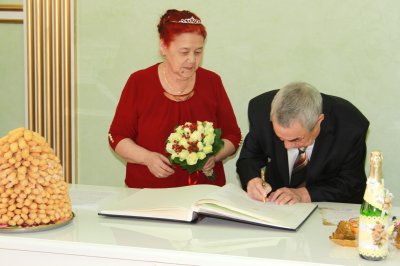 18 октября 2013 года отпраздновали свой золотой юбилей,супруги Альмухаметовы Карл Хисматулович и Сакия Мусаевна!