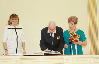 12 декабря 2013 года Дворец торжеств чествовал золотых юбиляров, супругов Серебряковых Николая Степановича и Альбину Яковлевну.