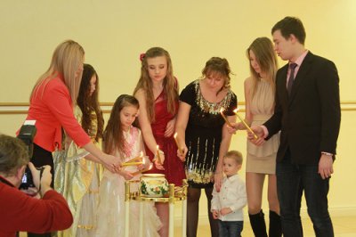 12 декабря 2013 года Дворец торжеств чествовал золотых юбиляров, супругов Серебряковых Николая Степановича и Альбину Яковлевну.