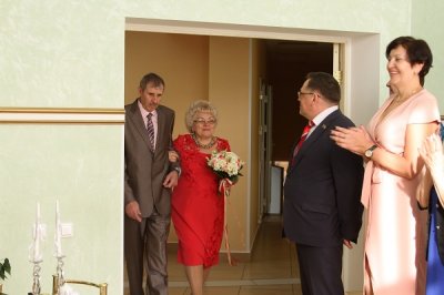 13 апреля во Дворце торжеств отметили золотой юбилей супруги Бурдиян