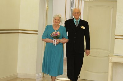 25 апреля во Дворце торжеств отметили бриллиантовый юбилей супруги Колесниковы