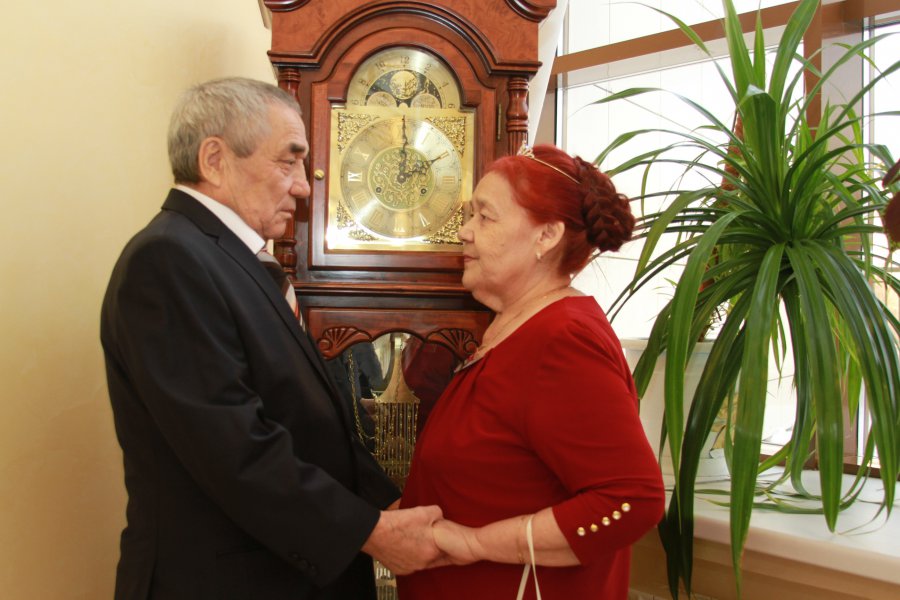 18 октября 2013 года отпраздновали свой золотой юбилей,супруги Альмухаметовы Карл Хисматулович и Сакия Мусаевна!