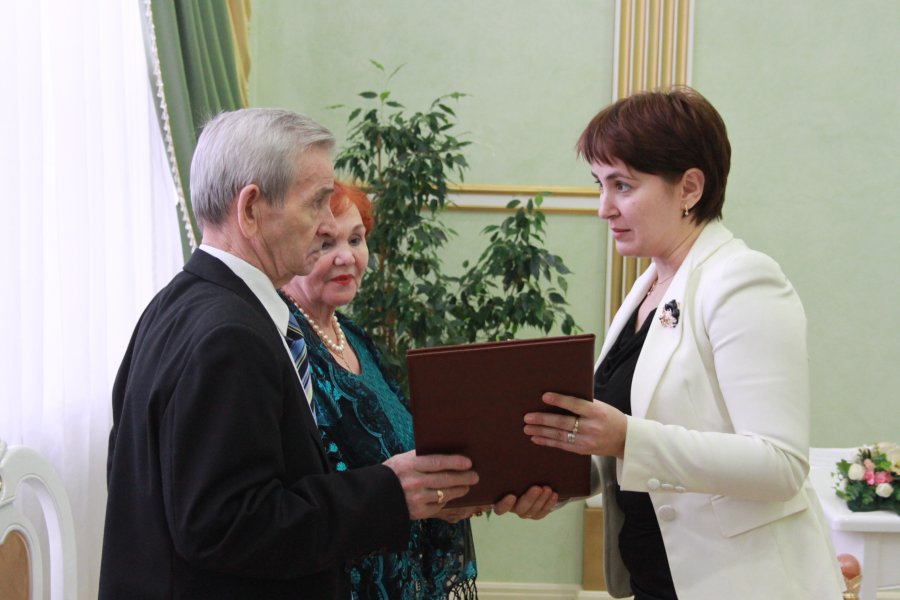 7 декабря во Дворце торжеств праздновали свой золотой юбилей уважаемые сургутяне супруги Ивановы Николай Васильевич и Ольга Викторовна.