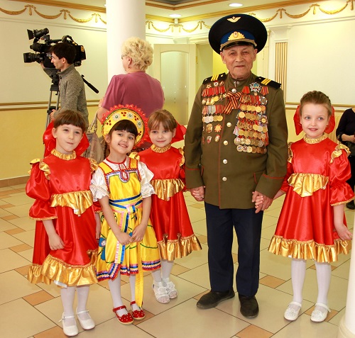 06.05.2014 года в 11ч. 00 мин. В МБУ «Дворец торжеств» состоялась встреча с ветеранами, приуроченная к празднованию 69-тилетия Победы в Великой Отечественной Войне. 06.05.2014 года в 11ч. 00 мин. В МБУ «Дворец торжеств» состоялась встреча с ветеранами, приуроченная к празднованию 69-тилетия Победы в Великой Отечественной Войне.