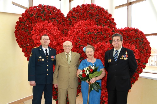 29 мая 2014 года Дворец торжеств чествовал золотых юбиляров, супругов Чересовых Владимира Григорьевича и Галину Михайловну. 29 мая 2014 года Дворец торжеств чествовал золотых юбиляров, супругов Чересовых Владимира Григорьевича и Галину Михайловну.