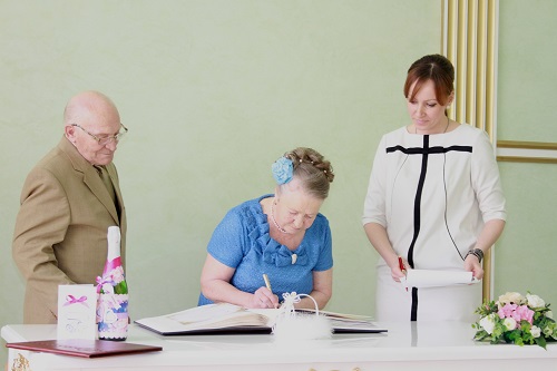 29 мая 2014 года Дворец торжеств чествовал золотых юбиляров, супругов Чересовых Владимира Григорьевича и Галину Михайловну. 29 мая 2014 года Дворец торжеств чествовал золотых юбиляров, супругов Чересовых Владимира Григорьевича и Галину Михайловну.