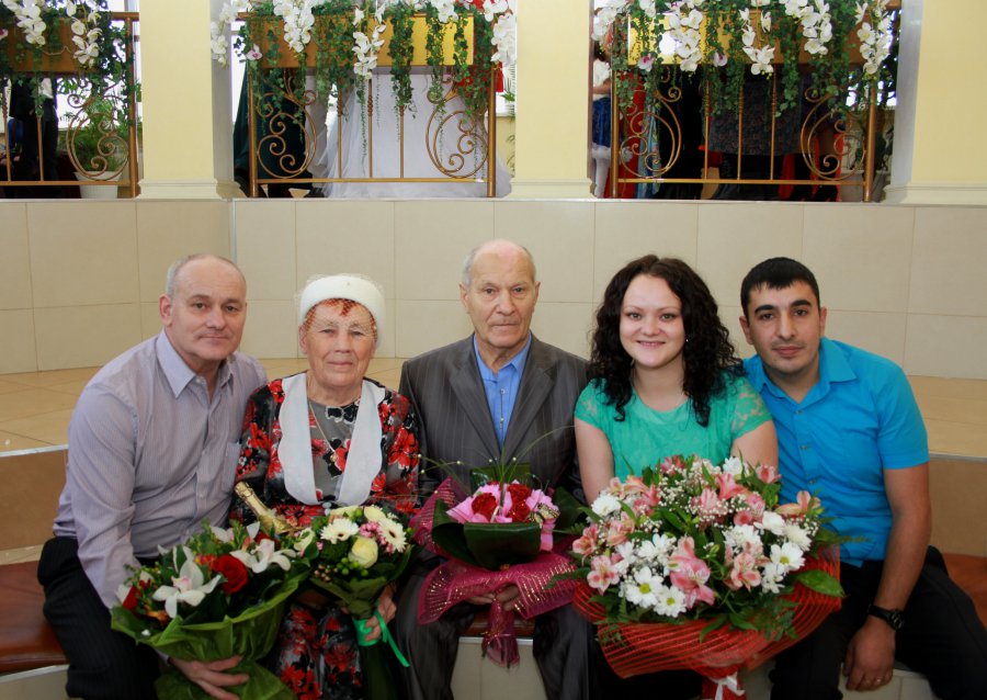 8 ноября во Дворце торжеств праздновали свой изумрудный юбилей, супруги Хозяиновы  Василий Павлович и Раиса Михайловна!