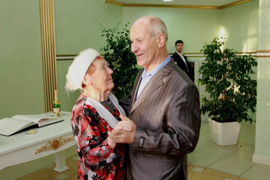 8 ноября во Дворце торжеств праздновали свой изумрудный юбилей, супруги Хозяиновы  Василий Павлович и Раиса Михайловна!