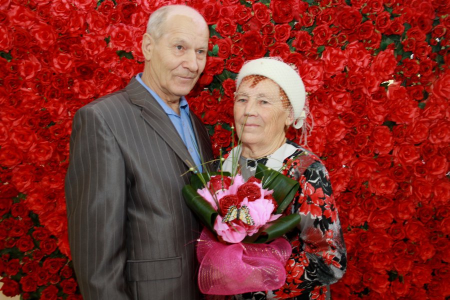 8 ноября во Дворце торжеств праздновали свой изумрудный юбилей, супруги Хозяиновы  Василий Павлович и Раиса Михайловна!