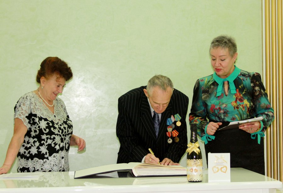 18 ноября во Дворце торжеств праздновали свой золотой юбилей, супруги Евграшкины  Эдуард Константинович и Лидия Васильевна!