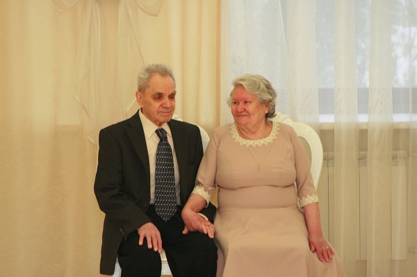 25 декабря во Дворце торжеств праздновали свой золотой юбилей супруги Костаревы, Валентин Васильевич и Надежда Павловна