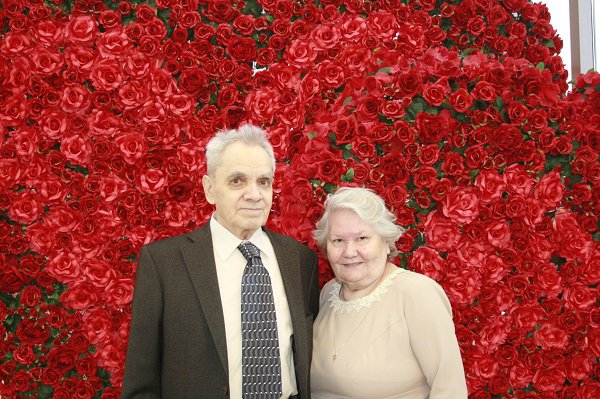 25 декабря во Дворце торжеств праздновали свой золотой юбилей супруги Костаревы, Валентин Васильевич и Надежда Павловна