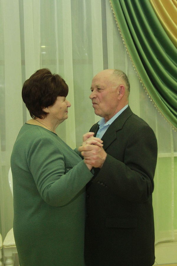 27 декабря во Дворце торжеств праздновали свой изумрудный юбилей супруги Муравьевы, Евгений Михайлович и Галина Дмитриевна.