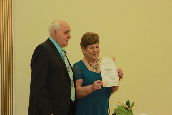 27 декабря во Дворце торжеств отметили свой золотой юбилей супруги Депешко, Константин Георгиевич и Нина Федоровна 27 декабря во Дворце торжеств отметили свой золотой юбилей супруги Депешко, Константин Георгиевич и Нина Федоровна