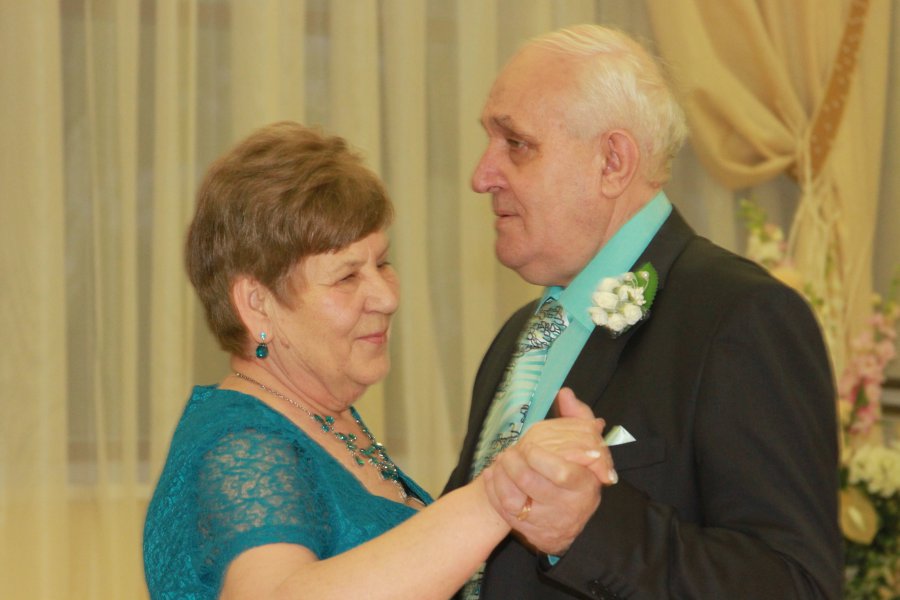 27 декабря во Дворце торжеств отметили свой золотой юбилей супруги Депешко, Константин Георгиевич и Нина Федоровна 27 декабря во Дворце торжеств отметили свой золотой юбилей супруги Депешко, Константин Георгиевич и Нина Федоровна