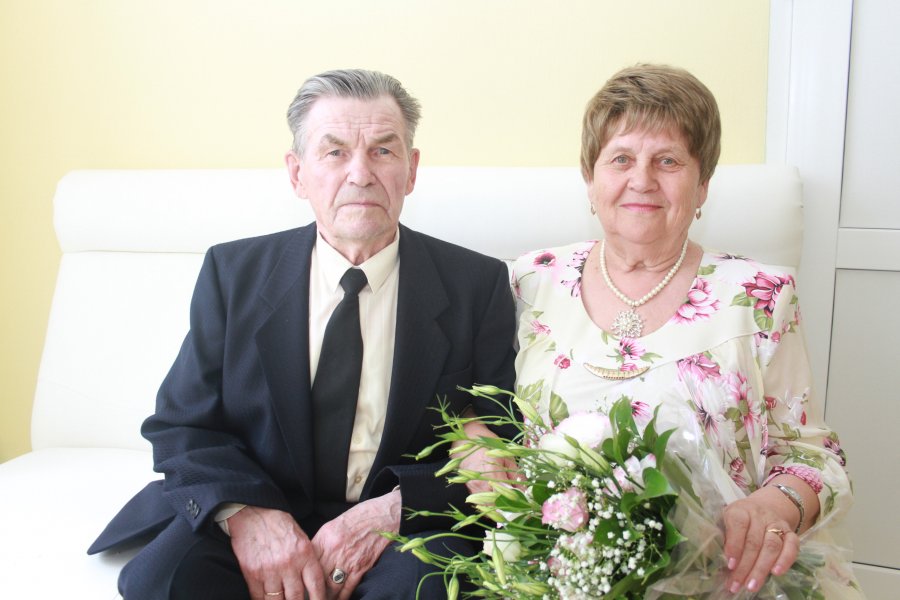 16 мая 2015 года во дворце торжеств отпраздновали свой бриллиантовый юбилей супруги Погадаевы,  Александр Иванович и Валентина Семеновна