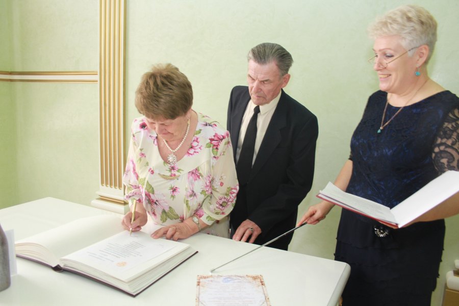 16 мая 2015 года во дворце торжеств отпраздновали свой бриллиантовый юбилей супруги Погадаевы,  Александр Иванович и Валентина Семеновна