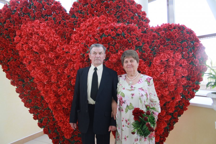 16 мая 2015 года во дворце торжеств отпраздновали свой бриллиантовый юбилей супруги Погадаевы,  Александр Иванович и Валентина Семеновна