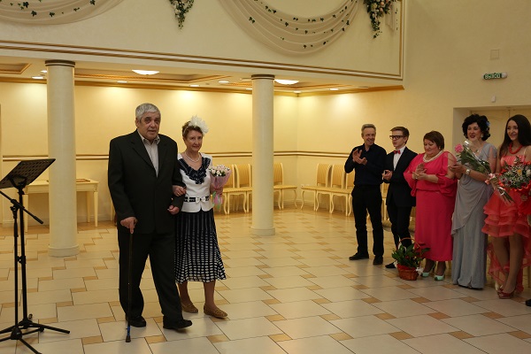 20 ноября 2015 года во Дворце торжеств отпраздновали свой золотой юбилей супруги Лочкаревы, Геннадий Анатольевич и  и  Нина Павловна