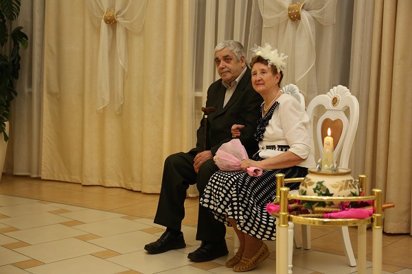 20 ноября 2015 года во Дворце торжеств отпраздновали свой золотой юбилей супруги Лочкаревы, Геннадий Анатольевич и  и  Нина Павловна