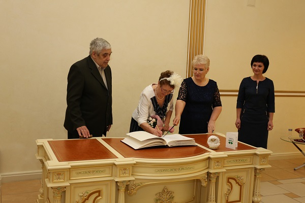 20 ноября 2015 года во Дворце торжеств отпраздновали свой золотой юбилей супруги Лочкаревы, Геннадий Анатольевич и  и  Нина Павловна