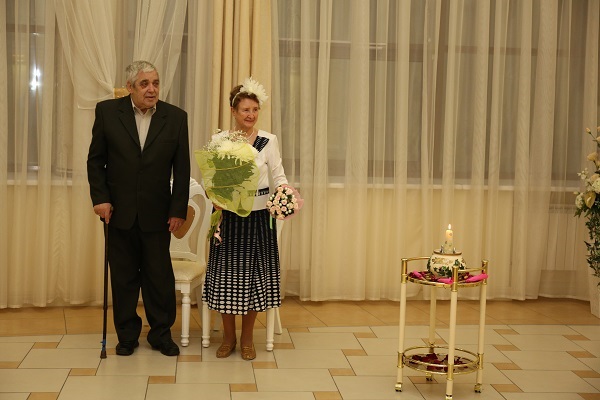 20 ноября 2015 года во Дворце торжеств отпраздновали свой золотой юбилей супруги Лочкаревы, Геннадий Анатольевич и  и  Нина Павловна
