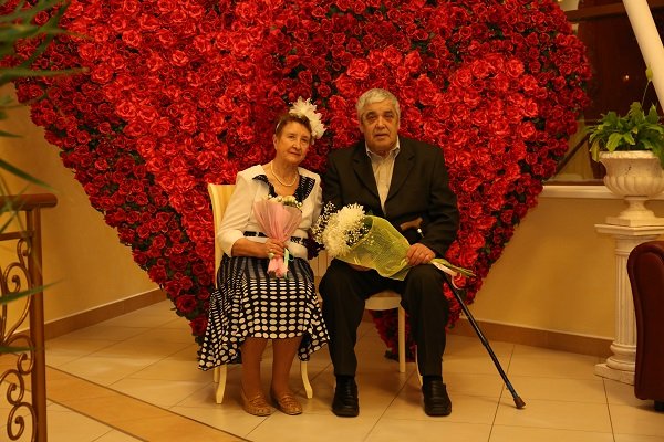 20 ноября 2015 года во Дворце торжеств отпраздновали свой золотой юбилей супруги Лочкаревы, Геннадий Анатольевич и  и  Нина Павловна