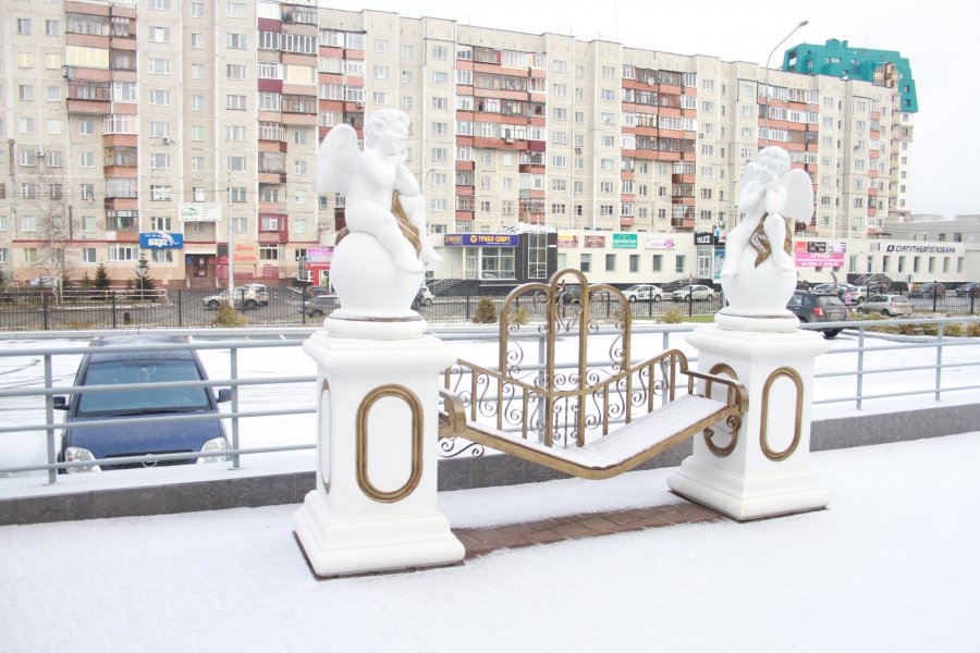 В Сургуте появилась скамья примирения!