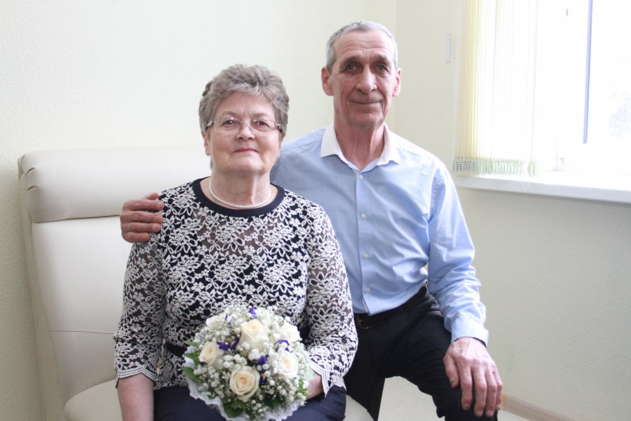 25 февраля отпраздновали свой золотой юбилей супруги Меркурьевы Валентин Евлампиевич и Валентина Семеновна 25 февраля отпраздновали свой золотой юбилей супруги Меркурьевы Валентин Евлампиевич и Валентина Семеновна