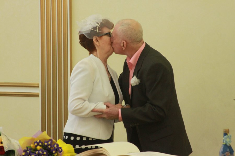 10 марта во Дворце торжеств отпраздновали свой золотой юбилей супруги Минуховы  Юрий Михайлович и Вера Николаевна