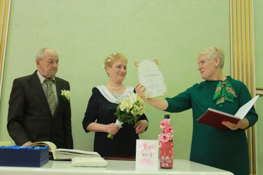 16 апреля 2016 года во Дворце торжеств отпраздновали свой золотой юбилей супруги Грачевы Иувеналий Владимирович и Валентина Александровна