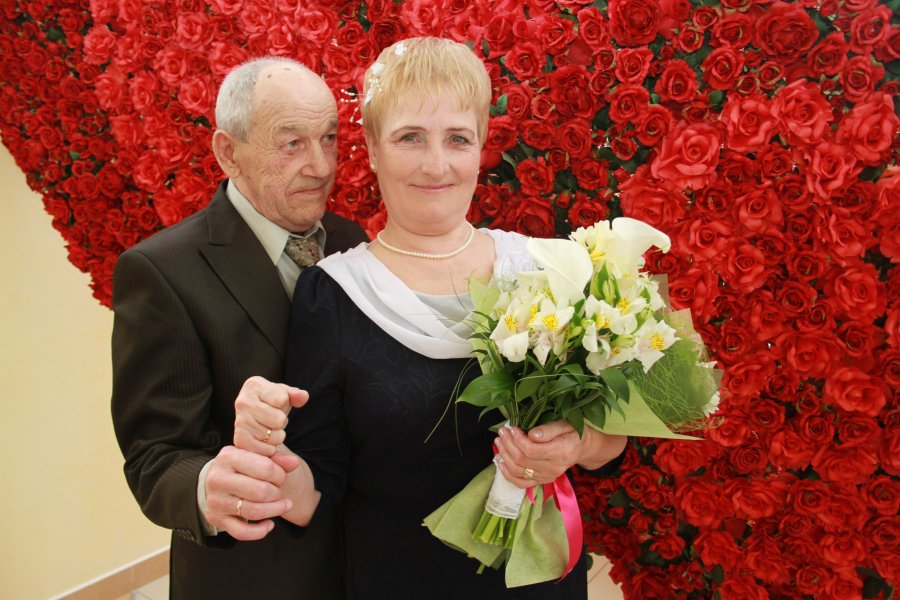16 апреля 2016 года во Дворце торжеств отпраздновали свой золотой юбилей супруги Грачевы Иувеналий Владимирович и Валентина Александровна