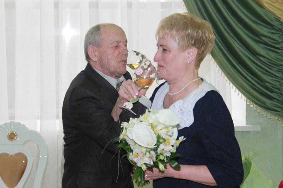 16 апреля 2016 года во Дворце торжеств отпраздновали свой золотой юбилей супруги Грачевы Иувеналий Владимирович и Валентина Александровна