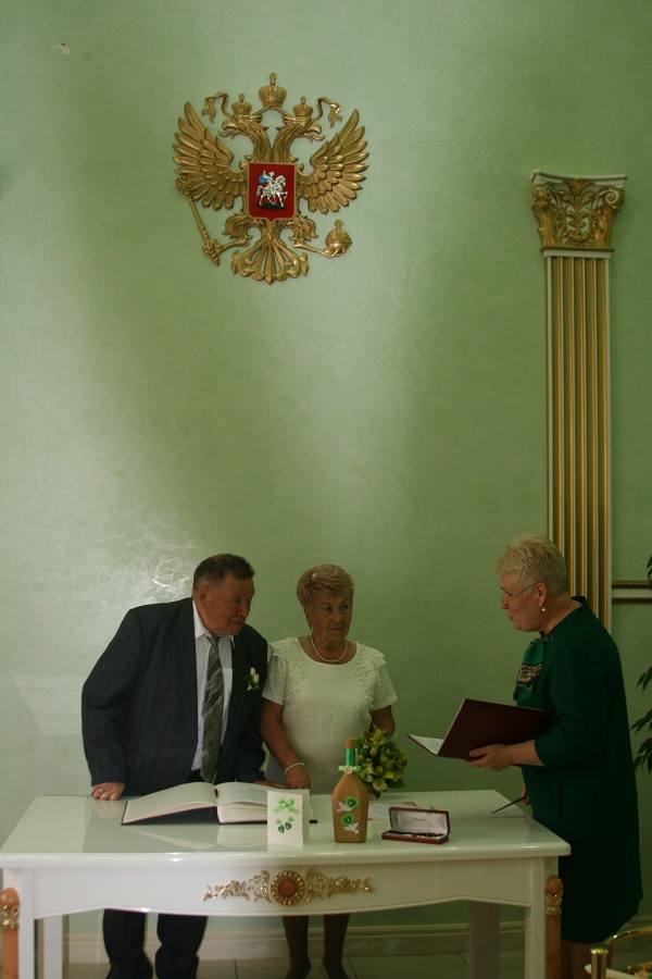 28 мая 2016 года во Дворце торжеств отметили свой изумрудный юбилей супруги Артеевы Борис Иванович и Мария Семеновна