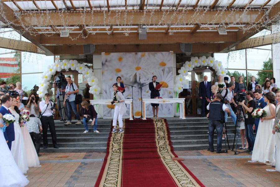 08.07. 2016 года во Дворце торжеств состоялась массовая регистрация браков