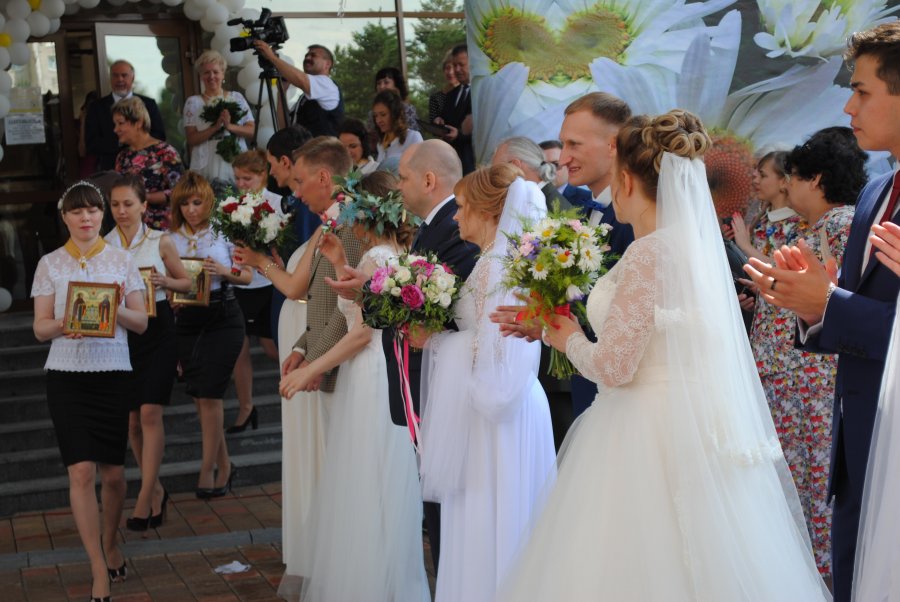 08.07. 2016 года во Дворце торжеств состоялась массовая регистрация браков