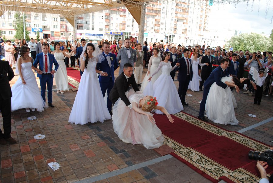 08.07. 2016 года во Дворце торжеств состоялась массовая регистрация браков