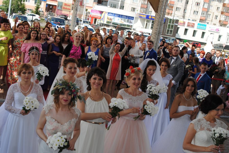 08.07. 2016 года во Дворце торжеств состоялась массовая регистрация браков