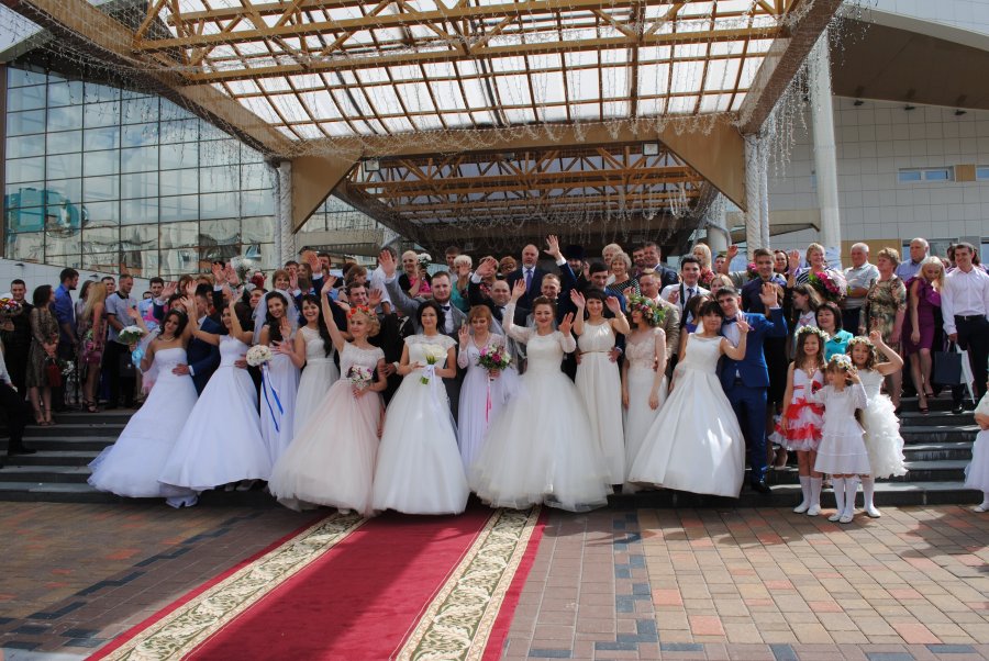 08.07. 2016 года во Дворце торжеств состоялась массовая регистрация браков