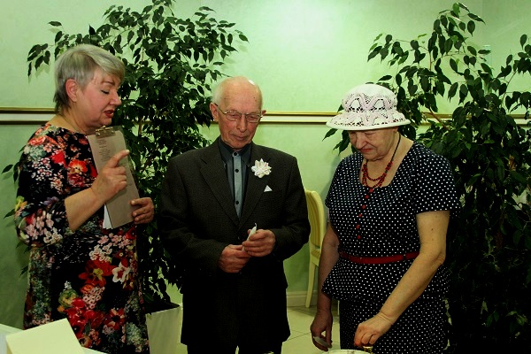 20 января 2017 года отметили золотой юбилей супруги Юрочкины Анатолий Аркадьевич и Алина Александровна