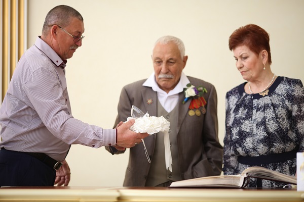 27 мая 2017 года во Дворце торжетв отметили свой бриллиантовый юбилей супруги Тасимовы