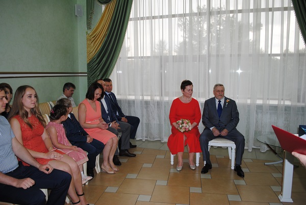 24 июня 2017 года во Дворце торжеств отметили золотой юбилей супруги Слеповы