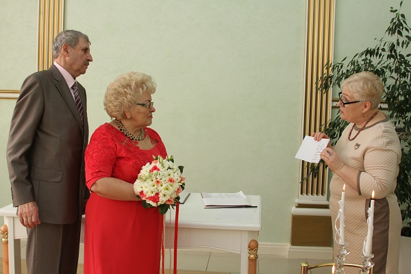 13 апреля во Дворце торжеств отметили золотой юбилей супруги Бурдиян