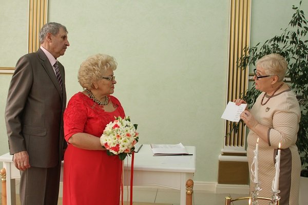 13 апреля во Дворце торжеств отметили золотой юбилей супруги Бурдиян