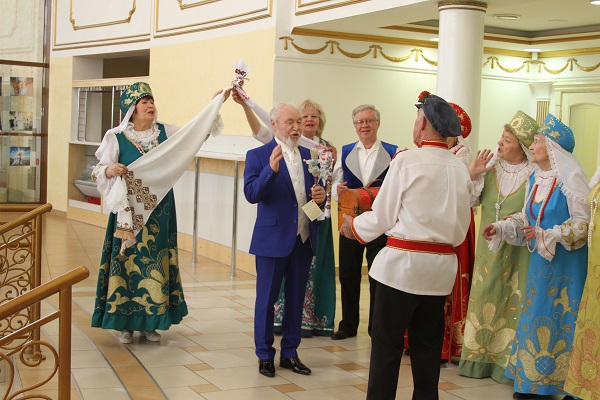 28 апреля во Дворце торжеств отметили золотой юбилей супруги Лежнины