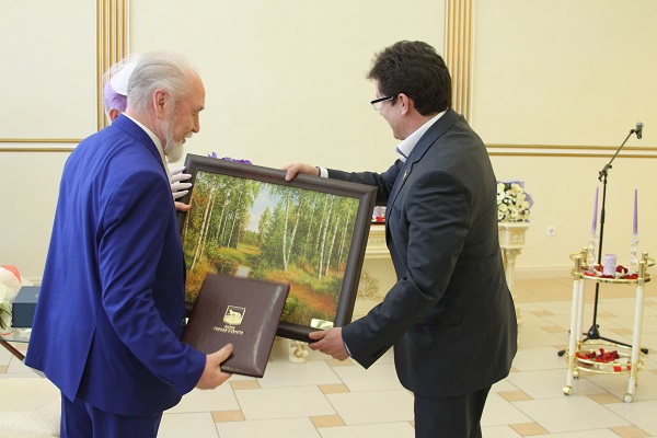 28 апреля во Дворце торжеств отметили золотой юбилей супруги Лежнины