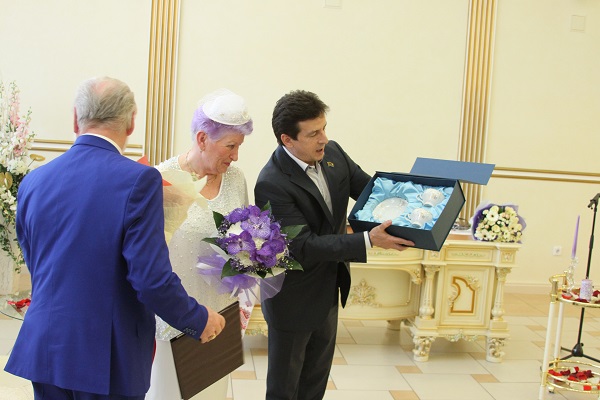 28 апреля во Дворце торжеств отметили золотой юбилей супруги Лежнины