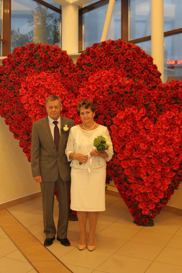 29 сентября 2018 года во Дворце торжеств отметили золотой юбилей супруги Толстенко