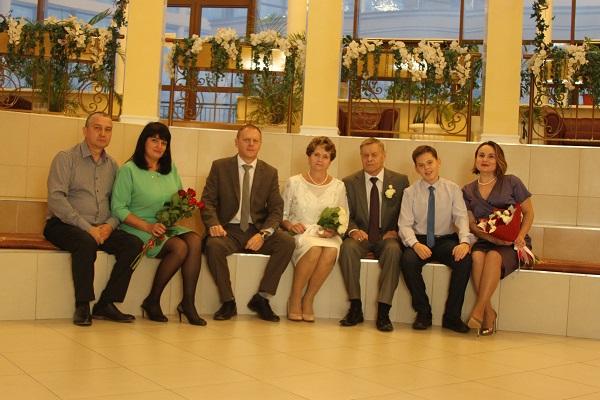 29 сентября 2018 года во Дворце торжеств отметили золотой юбилей супруги Толстенко