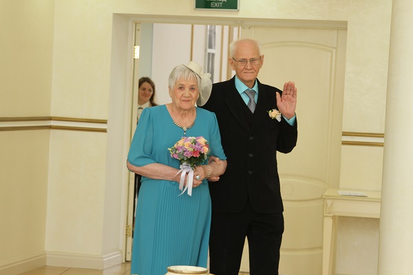 25 апреля во Дворце торжеств отметили бриллиантовый юбилей супруги Колесниковы